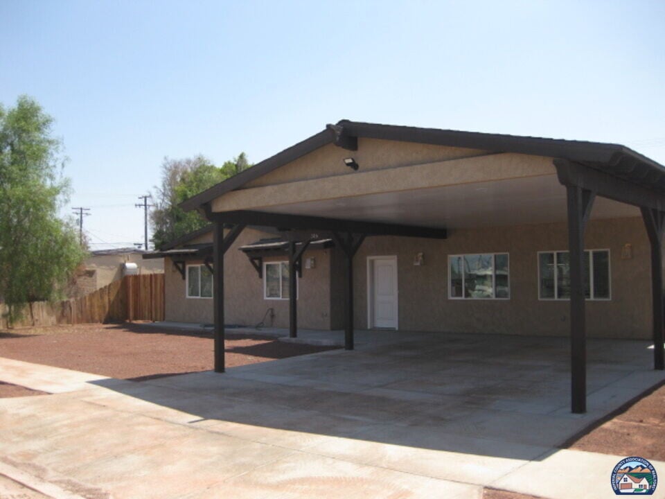 316 S H St in Imperial, CA - Building Photo