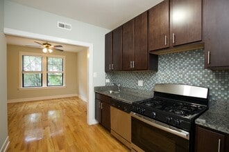 3908 N Janssen Ave, Unit A04C in Chicago, IL - Foto de edificio - Building Photo