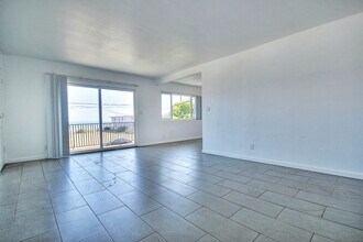 6742 Del Playa Dr in Isla Vista, CA - Building Photo - Building Photo