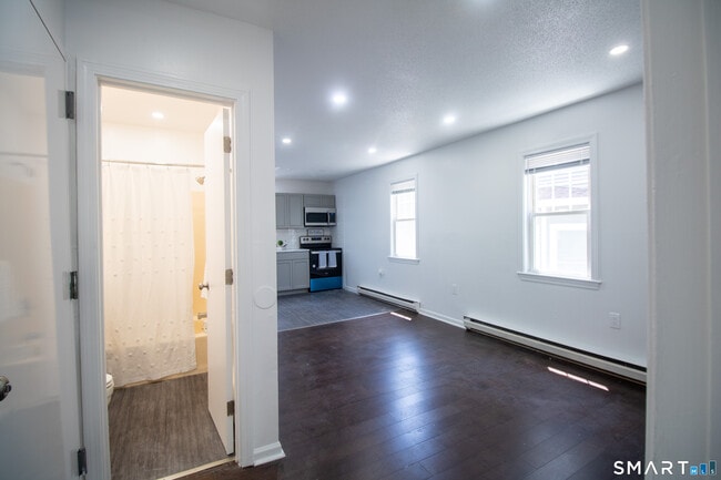 12 Home St in New London, CT - Building Photo - Building Photo