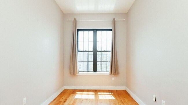 154 Woodward Ave in Queens, NY - Building Photo - Building Photo