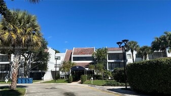 200 Lakeview Dr in Weston, FL - Building Photo