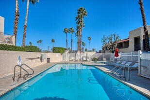 200 E Racquet Club Rd in Palm Springs, CA - Building Photo