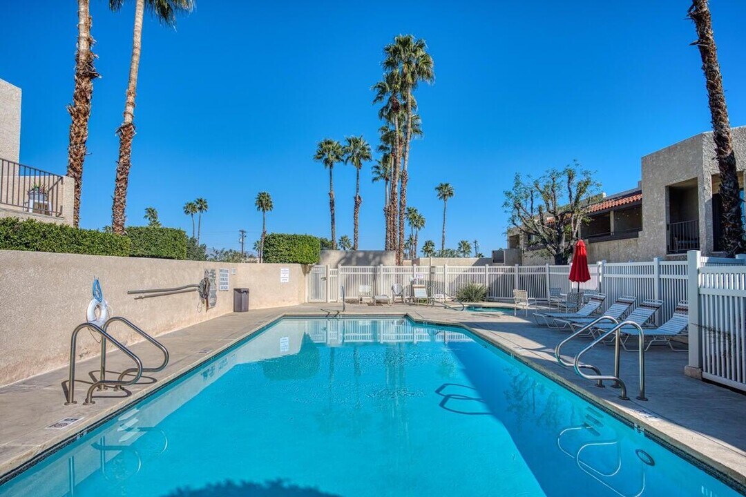200 E Racquet Club Rd in Palm Springs, CA - Building Photo