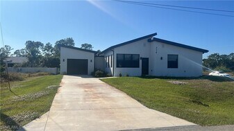 714 Chambers St E in Lehigh Acres, FL - Building Photo