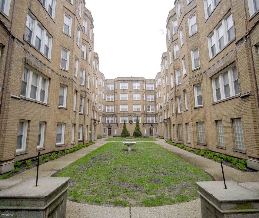 1349 W Estes Ave in Chicago, IL - Building Photo