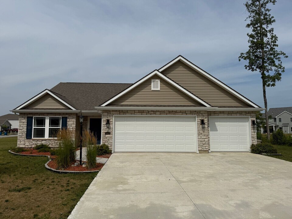 12613 Watts Dr in Fort Wayne, IN - Foto de edificio