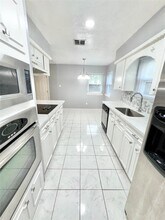 14410 Foxford Way in Houston, TX - Foto de edificio - Building Photo