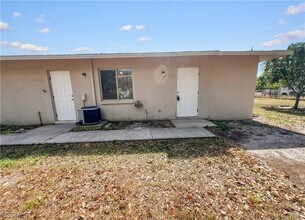 2239 Iris Way in Ft. Myers, FL - Building Photo - Building Photo