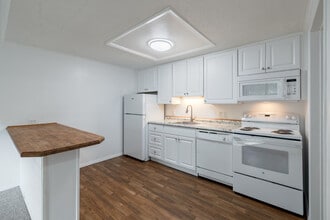 Aspen Grove ~ Discover the Simplicity of Cottage Living on the River in Marysville, MI - Foto de edificio - Interior Photo