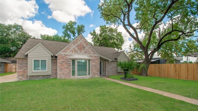 6810 Northampton Way in Houston, TX - Foto de edificio - Building Photo