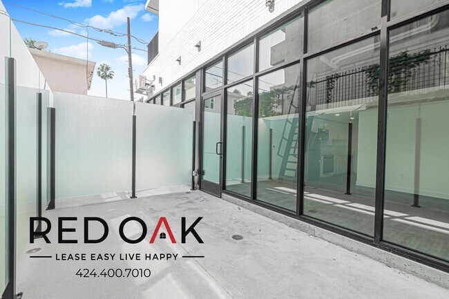 1860 N Western Ave in Los Angeles, CA - Foto de edificio - Building Photo