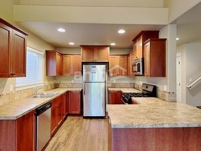 458 Tulip Ave, Unit 105 in Woodburn, OR - Building Photo - Building Photo