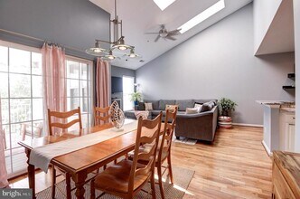 25272 Riffleford Square in Chantilly, VA - Building Photo - Building Photo