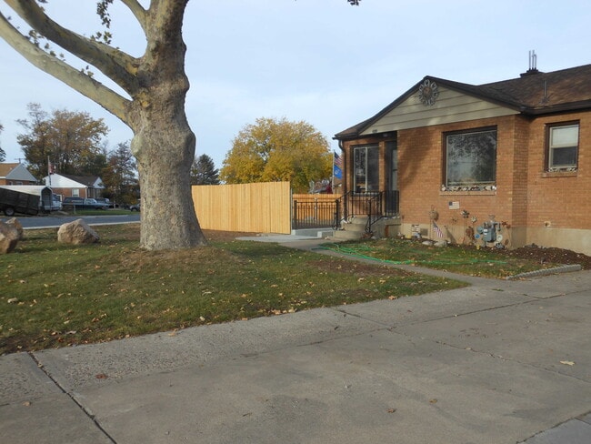 3943-2075 2075 W St in Roy, UT - Building Photo - Building Photo