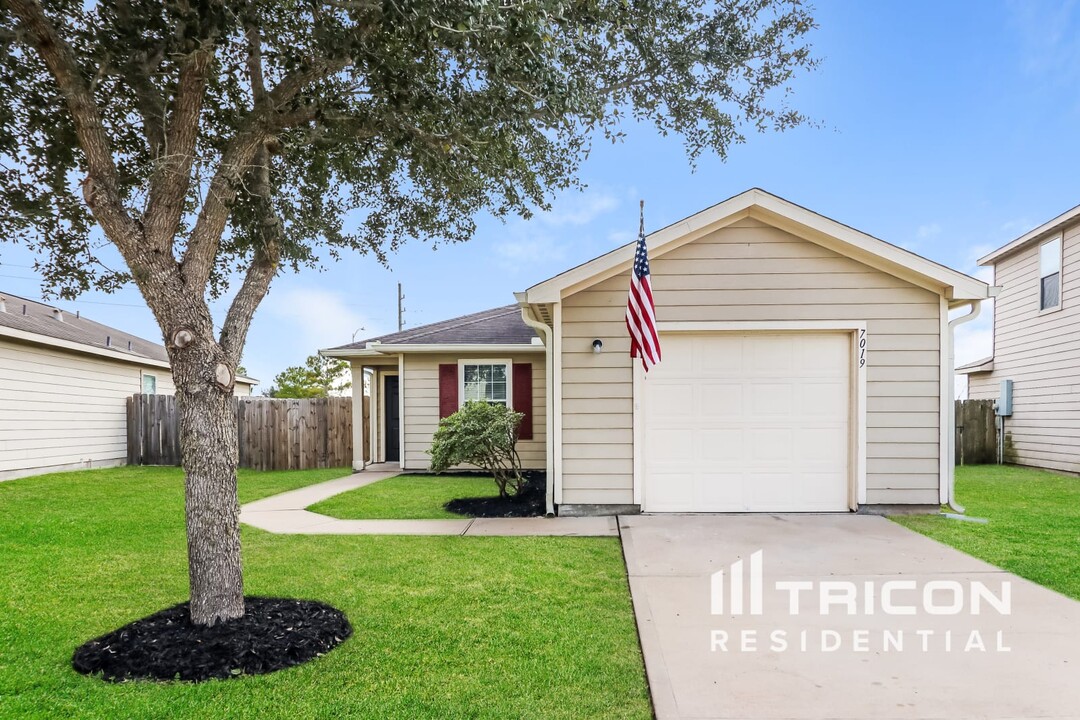 7019 Rosebud Hollow Ln in Richmond, TX - Building Photo