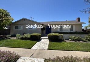 211 Chaucer Dr in Salinas, CA - Building Photo