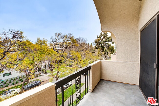 423 N Palm Dr in Beverly Hills, CA - Building Photo - Building Photo