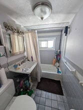 85 Gladstone St, Unit 3 in Boston, MA - Foto de edificio - Building Photo