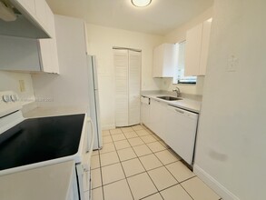 546 NW 114th Ave in Miami, FL - Building Photo - Building Photo