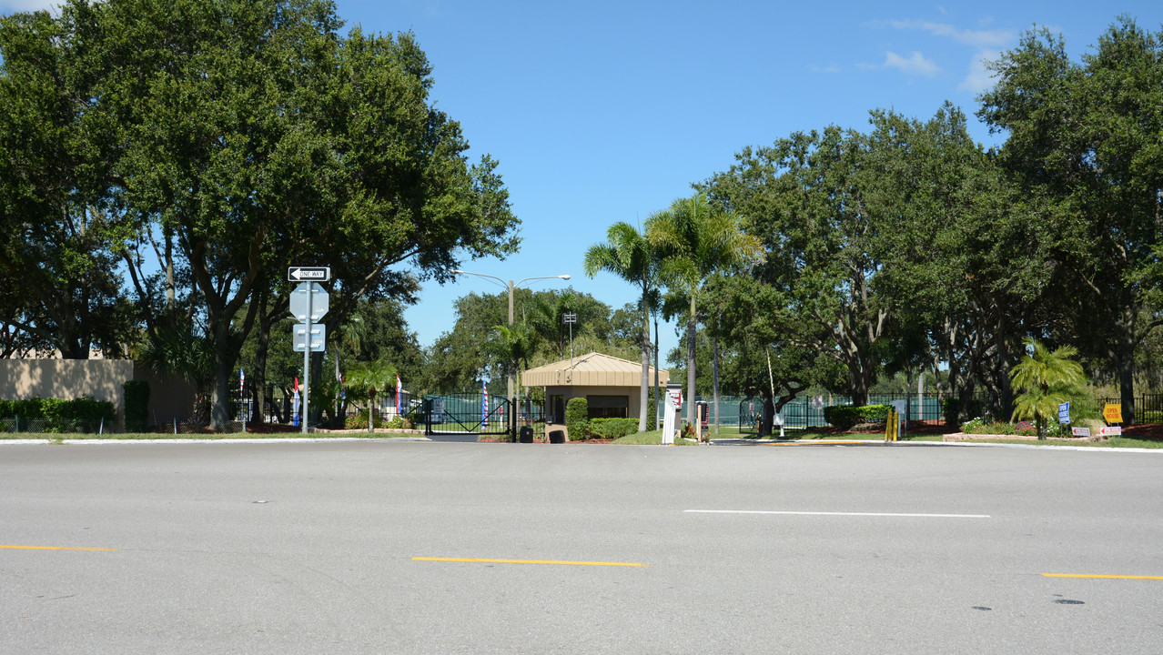 Camelot East in Sarasota, FL - Building Photo