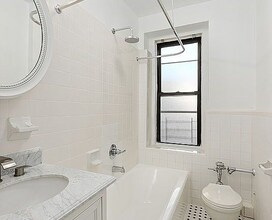 34-20 83rd St in Flushing, NY - Foto de edificio - Building Photo