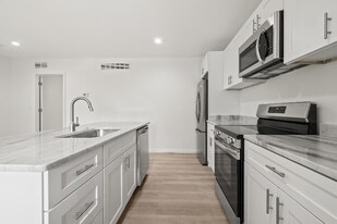 34 Cross St, Unit 34 Cross St # 2 Auburn Hills MI 48326 in Auburn Hills, MI - Building Photo