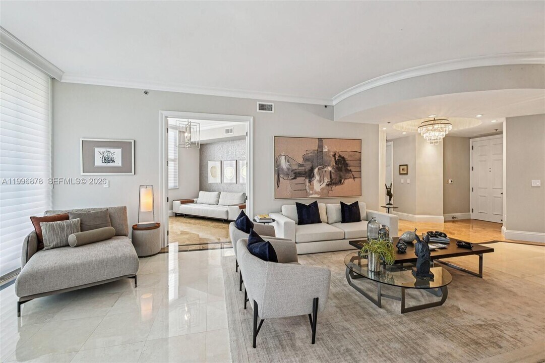 626 Coral Wy in Coral Gables, FL - Foto de edificio