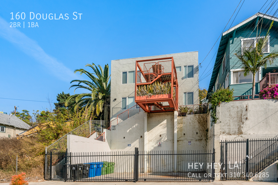 160 Douglas St in Los Angeles, CA - Building Photo