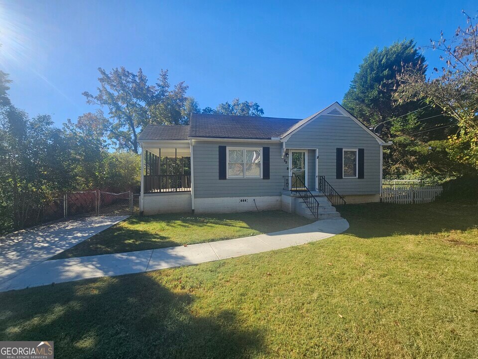 68 Fourth St Ext in Newnan, GA - Building Photo