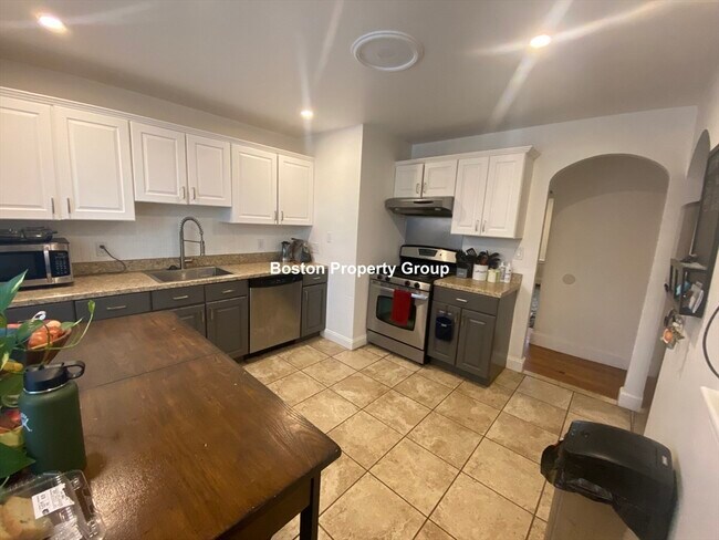 33 Oldfields Rd, Unit 4 in Boston, MA - Building Photo - Building Photo