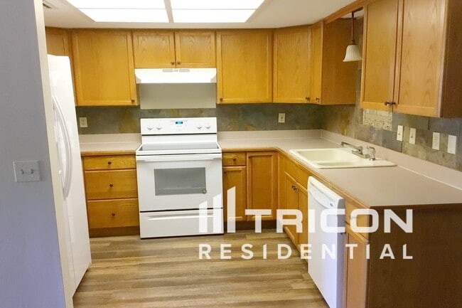 1074 Deer Hollow Way in Sarasota, FL - Building Photo - Building Photo