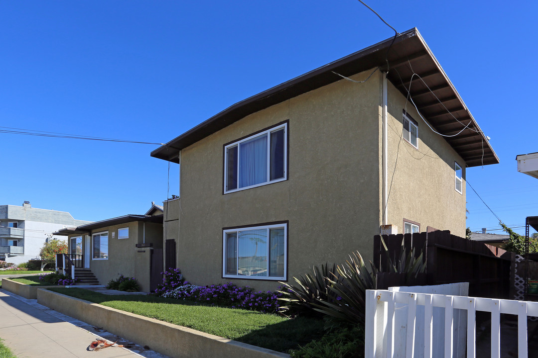 902 Tait St in Oceanside, CA - Building Photo