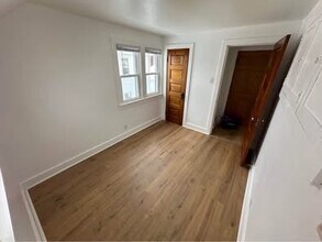 736 S 2nd Ave in West Bend, WI - Foto de edificio - Building Photo