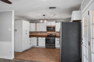 812 Jerry Ln in Bedford, TX - Building Photo - Building Photo