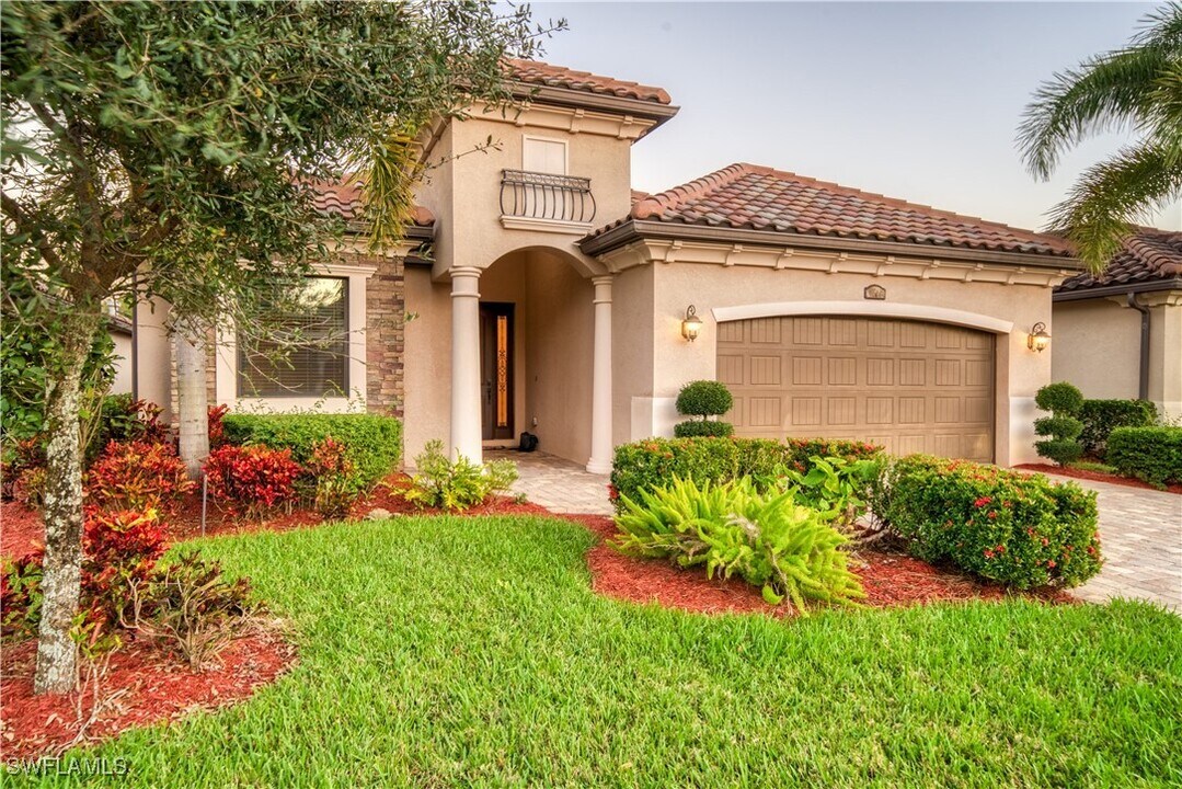 9446 Piacere Way in Naples, FL - Building Photo
