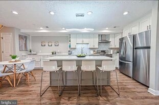 12001 Ridge Knoll Dr, Unit 805A in Fairfax, VA - Building Photo