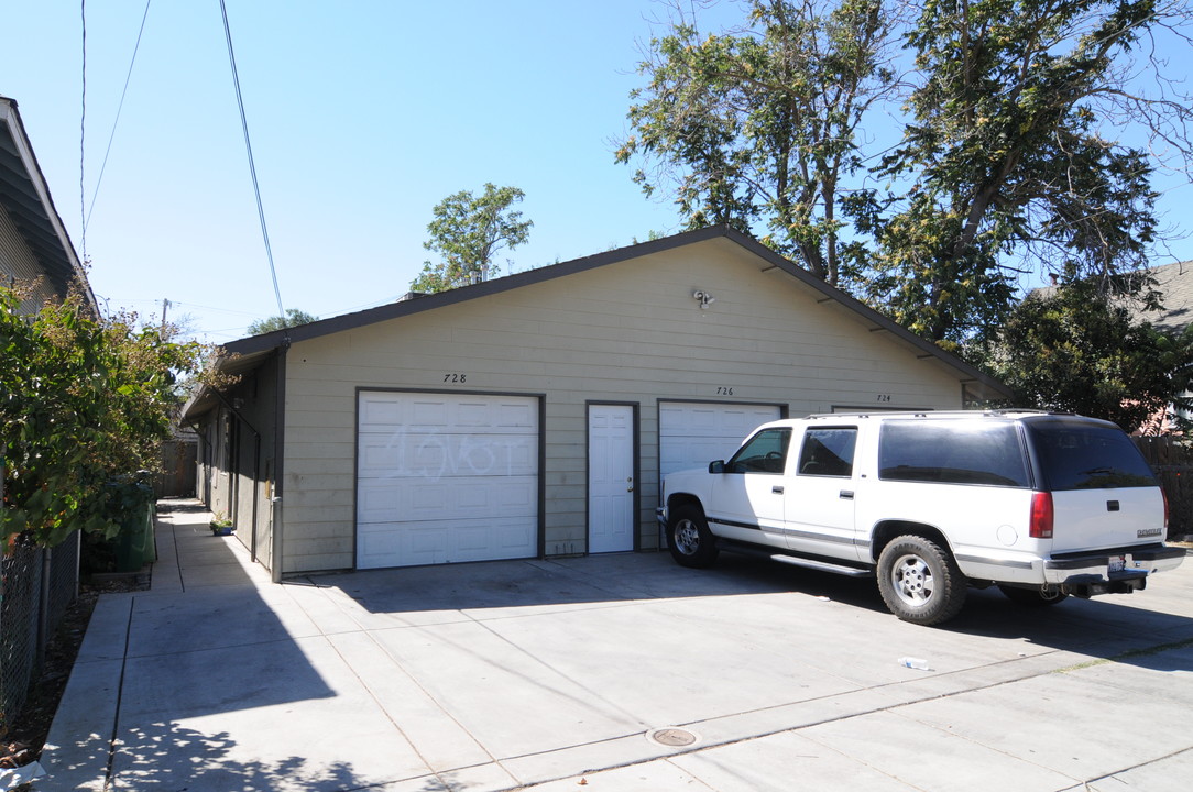 724 E Church St in Stockton, CA - Building Photo