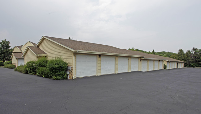 Arbor Heights Apartments in Janesville, WI - Foto de edificio - Building Photo