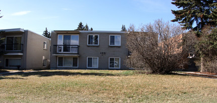 4221 Bow Trl SW in Calgary, AB - Building Photo - Building Photo