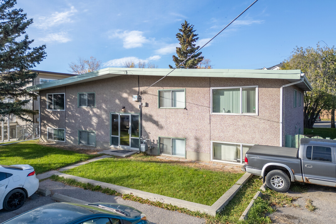 1831 14th Ave NE in Calgary, AB - Building Photo