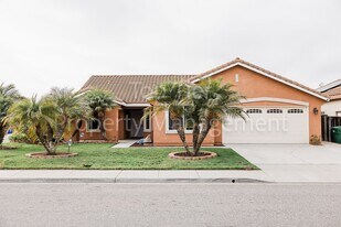 501 Portico Dr in Oceanside, CA - Building Photo