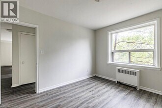 118 St Joseph's Dr in Hamilton, ON - Building Photo - Building Photo