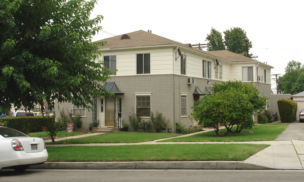 4220 Ventura Canyon Ave in Sherman Oaks, CA - Building Photo