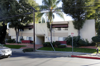 Dickens Courtyard Ii in Van Nuys, CA - Building Photo - Primary Photo