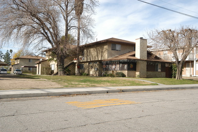 3906 Genivieve St in San Bernardino, CA - Foto de edificio - Building Photo