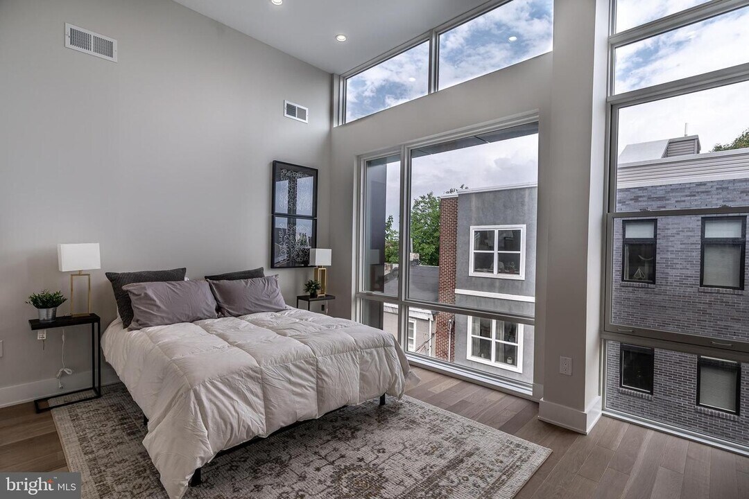 1227 N Leithgow St in Philadelphia, PA - Building Photo