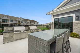 Seasons at River View in Pleasant Prairie, WI - Foto de edificio - Building Photo