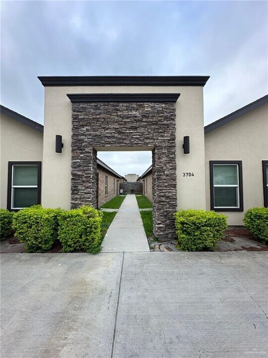 3704 Valeria St in Edinburg, TX - Building Photo