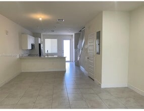6455 NW 103rd Pl in Doral, FL - Building Photo - Building Photo